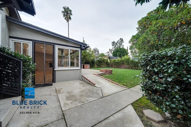 Building Photo - 5620 1/2 Radford Ave -