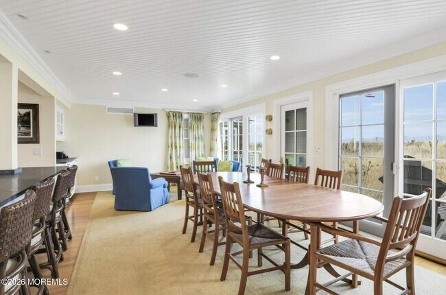 Building Photo - 985 East Ave