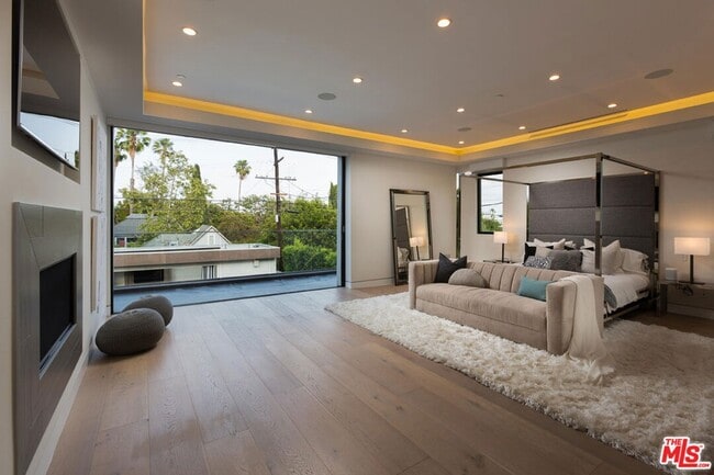 Building Photo - 726 N Martel Ave