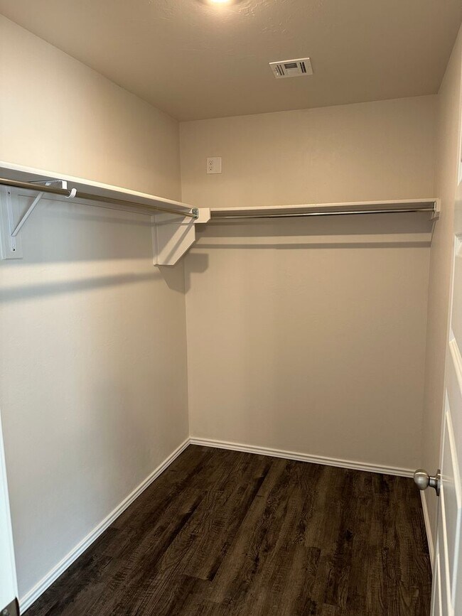 Building Photo - Three Bedroom | Two Bath Home in Shadow Valley