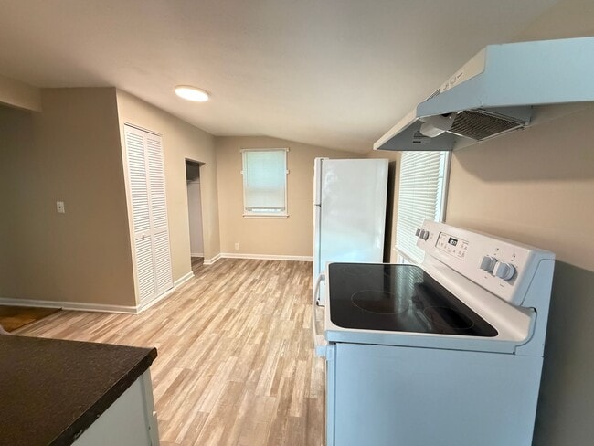 Building Photo - 1411 Sale Ave