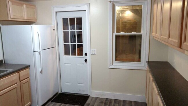 Building Photo - Charming 4 Bedroom Home with 2 Full Baths in Grand Rapids