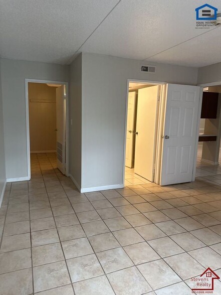 Building Photo - 915 S Seminole Dr