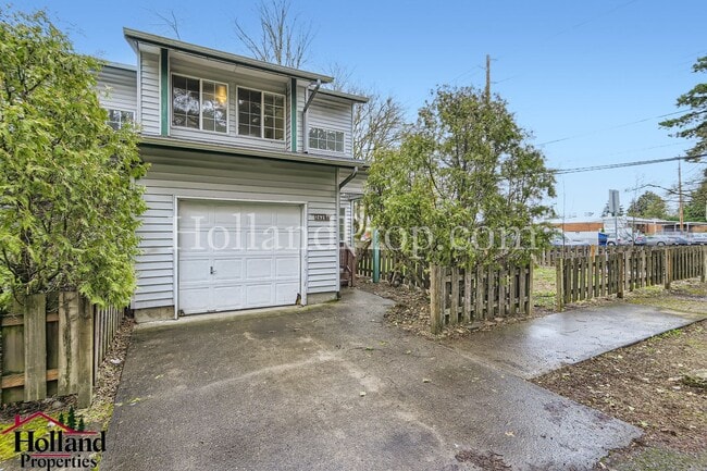 Building Photo - COming Soon! Charming & Convenient Living in Southeast Portland!