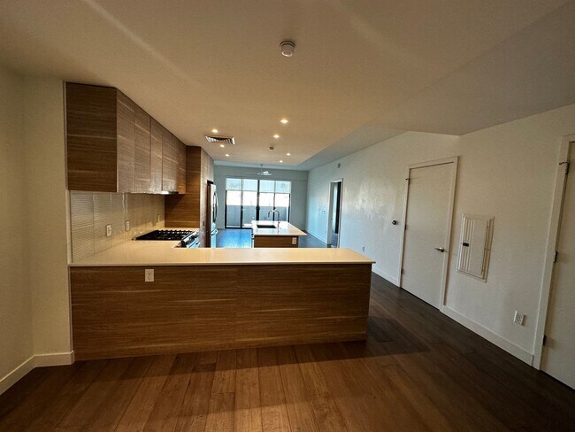 Building Photo - Contour on Campbell 1 bed 1.5 bath condo
