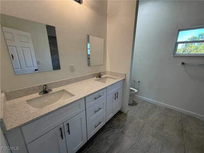 Building Photo - 1014 Lakeside Dr