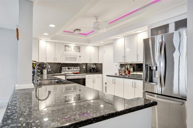 Building Photo - 1150 Hillsboro Mile