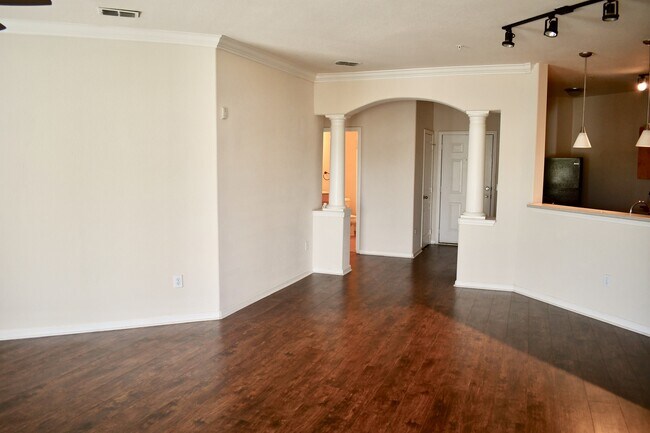 Building Photo - Gardens of Bridgehampton - 3 Bed - 3 Bath - Hardwood Laminate Floors