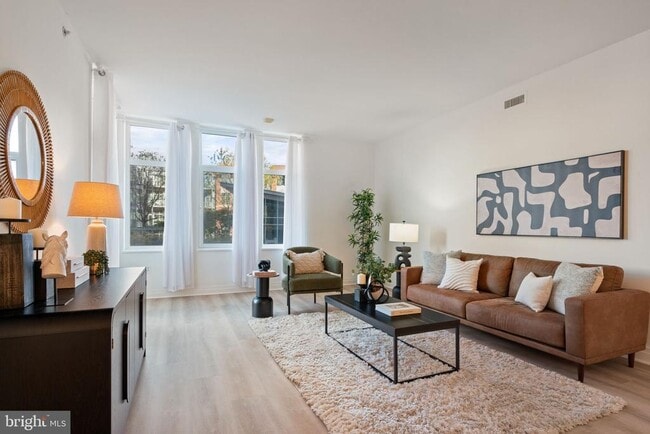 Building Photo - 8220 Crestwood Heights Dr