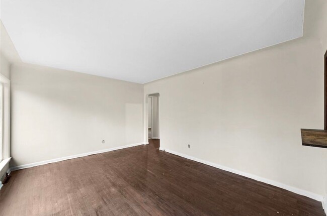 Building Photo - 1386 E 185th St