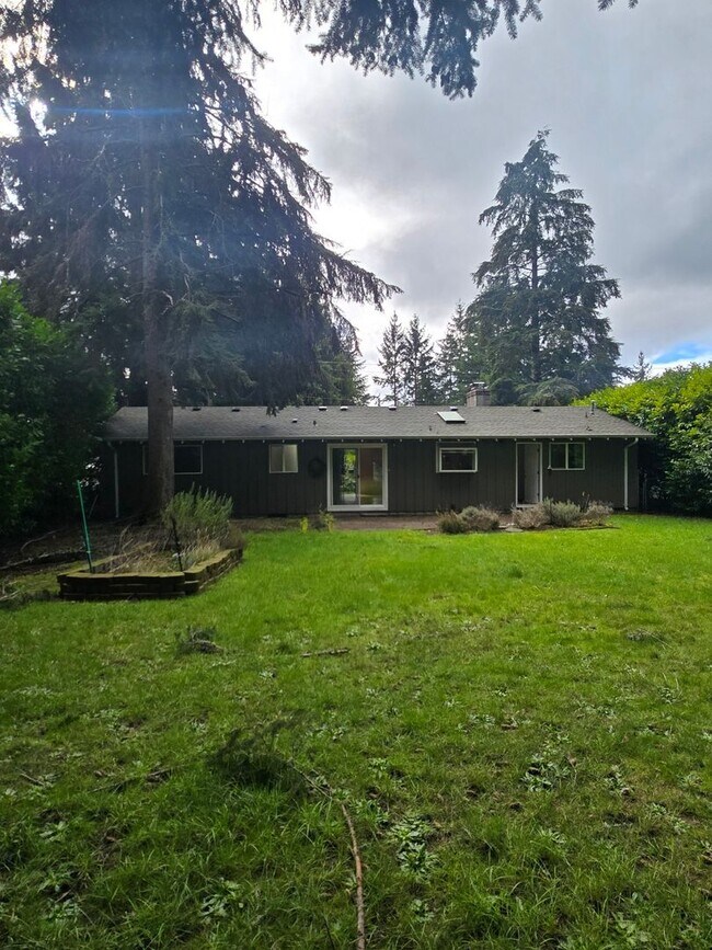 Building Photo - Beautiful 3 bedroom on large lot.