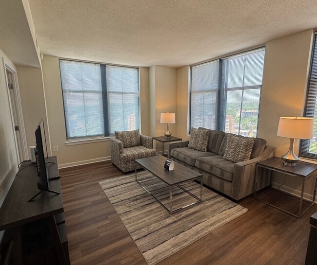 Building Photo - 1321 S Elm St