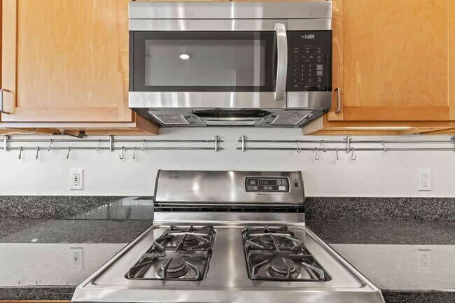 Building Photo - Lovely 2 Bed, 1.5 Bi-Level Hayes Valley Co...