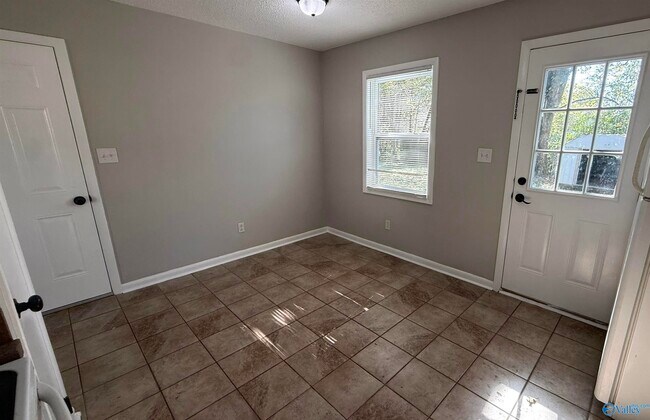 Building Photo - 2432 Yorkshire Dr SW