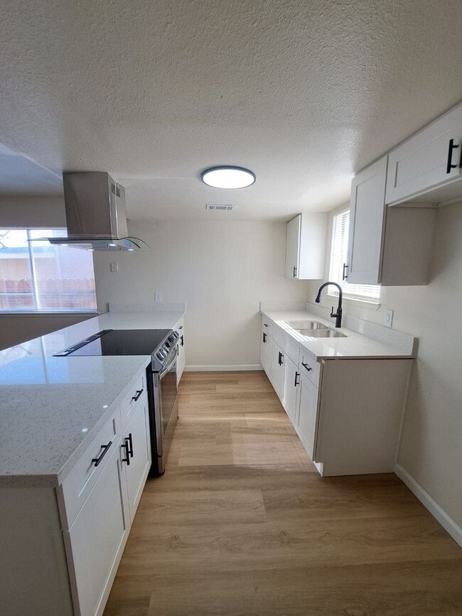 Building Photo - 546/550 E Polk St