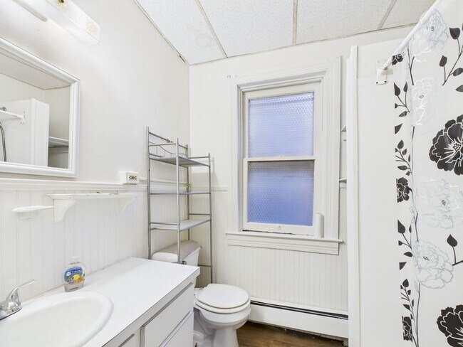 Building Photo - 735 N George St