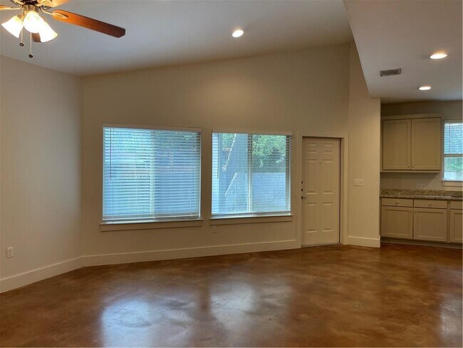 Building Photo - 3313 Thomas Kincheon St