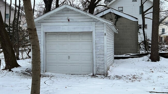 Building Photo - 943 Delia Ave