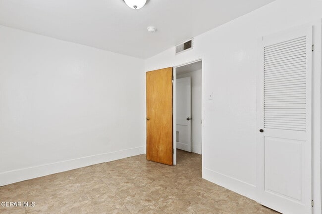 Building Photo - 325 Vista Hill Dr