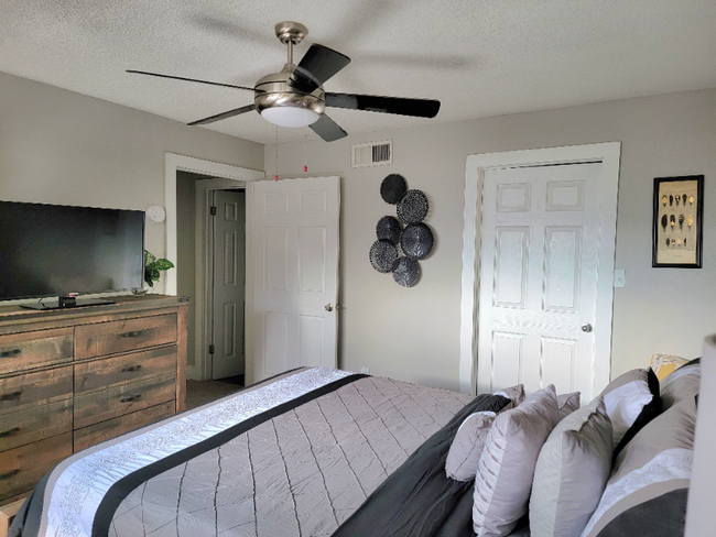 Building Photo - 908 Cove Pl