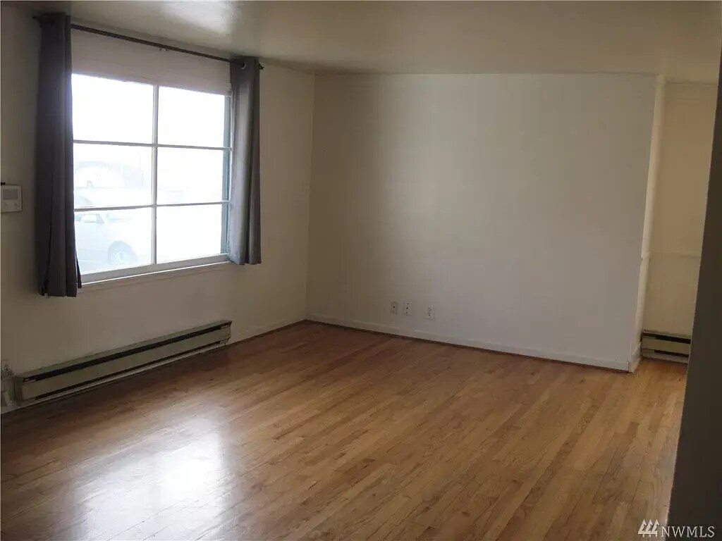 Living Room - 420 N Mattson Dr