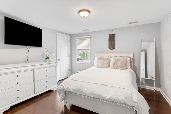 Building Photo - 14 Mc Donald St