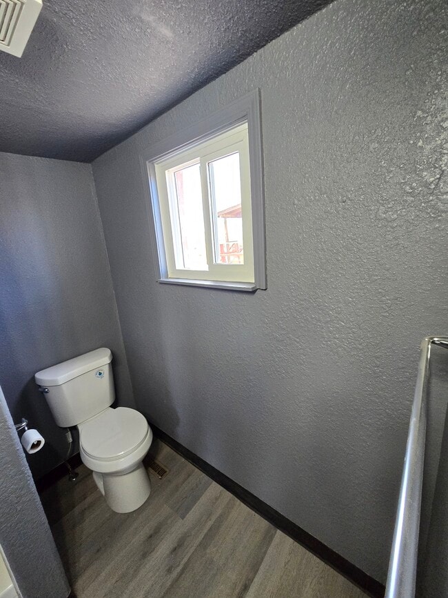 Building Photo - 1320 E Ash St