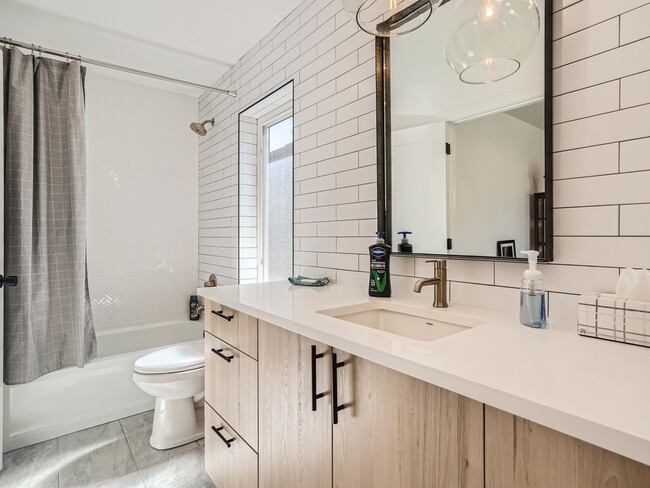 Building Photo - Evolve Real Estate: Gorgeous Rowhome with ...