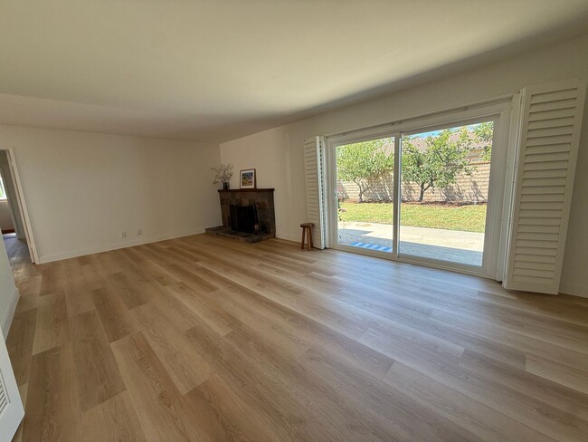 Building Photo - East End Ventura Gem - Spacious, Sunny & Immaculate