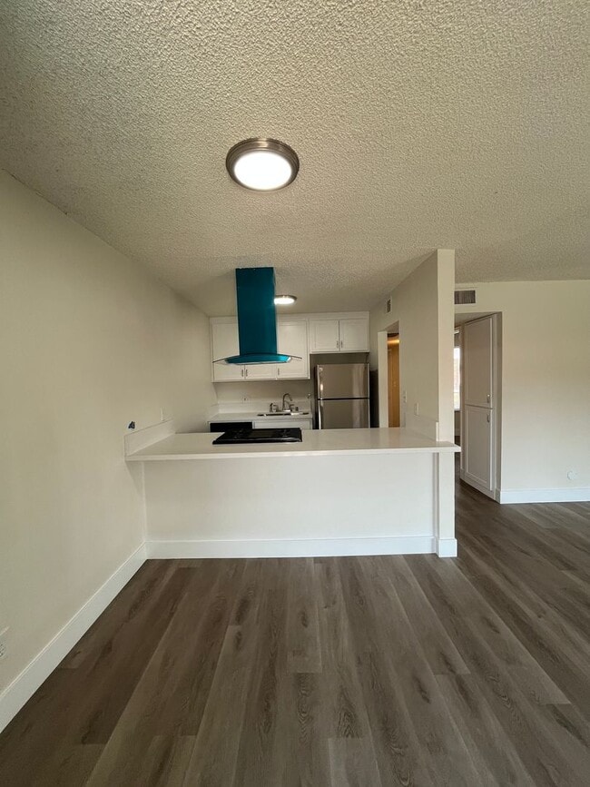 Building Photo - MOVE IN READY! UPSTAIRS UNIT WITH BALCONY!