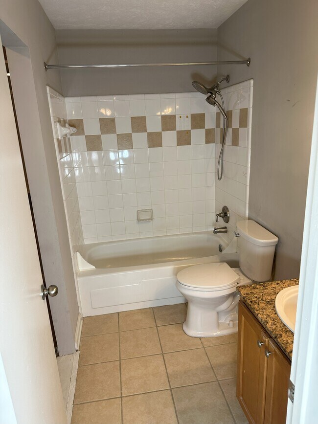 Building Photo - 3200 Seven Pines Ct