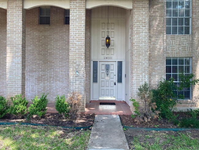 Building Photo - 4 Bedroom Home with Pool!