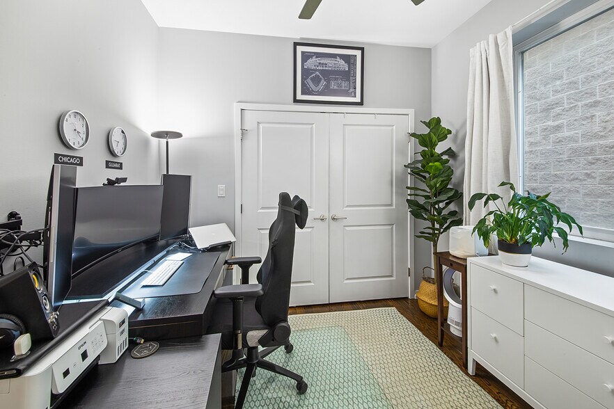 Building Photo - 2339 N Leavitt St