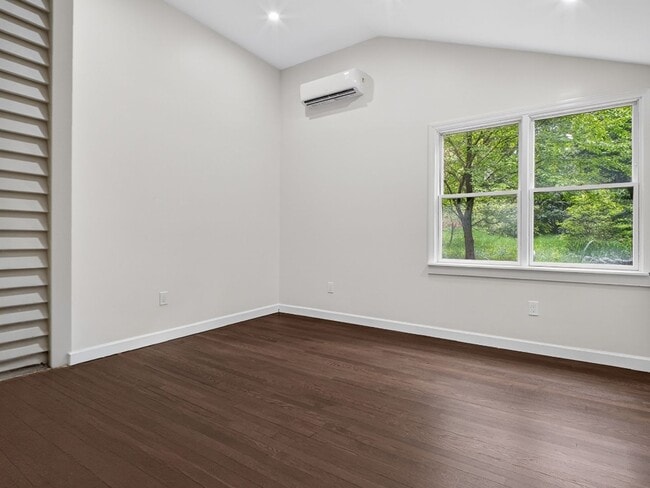 Building Photo - 3 Bed/2 Bath Home with Private Yard