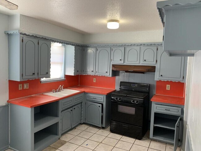 Building Photo - 1300 E Madison St