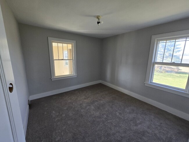 Building Photo - Large 4 Bedroom Farmhouse