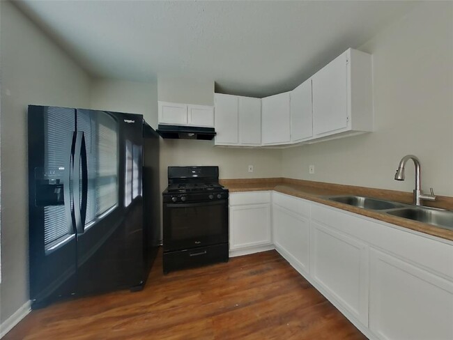 Building Photo - 15811 Kenbriar Dr