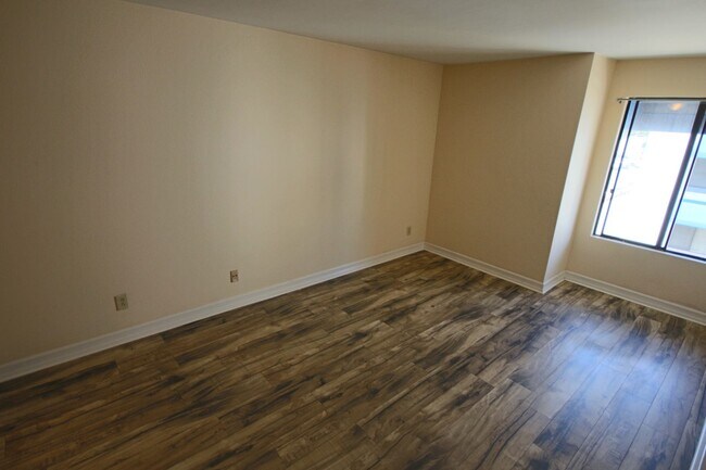 Building Photo - Best Priced 2 Bedroom Condo in the Heart o...