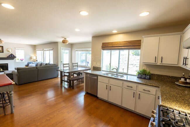 Building Photo - Gorgeous upgraded 4 bed 2.5 bath 2,216 sqft home with Remodeled Kitchen, Hardwood Floors, Tesla S...