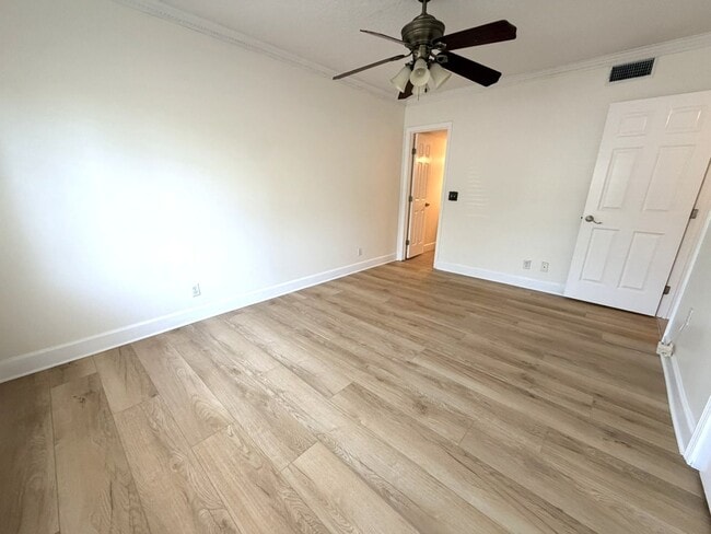 Building Photo - 2BR/2BA Riverfront Luxury Condo