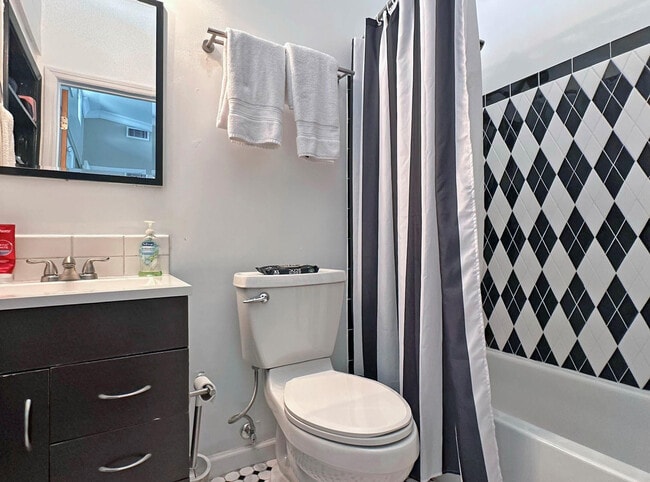 Building Photo - 525 NE 27th St