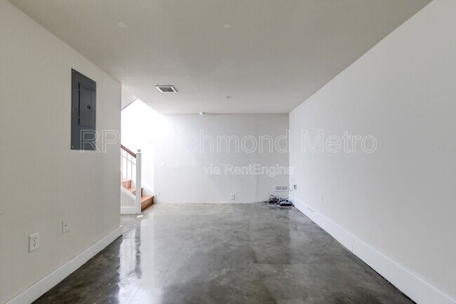 Building Photo - 1321 1/2 E Main St