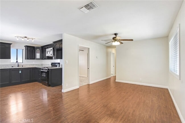 Building Photo - 2495 Vista Dr