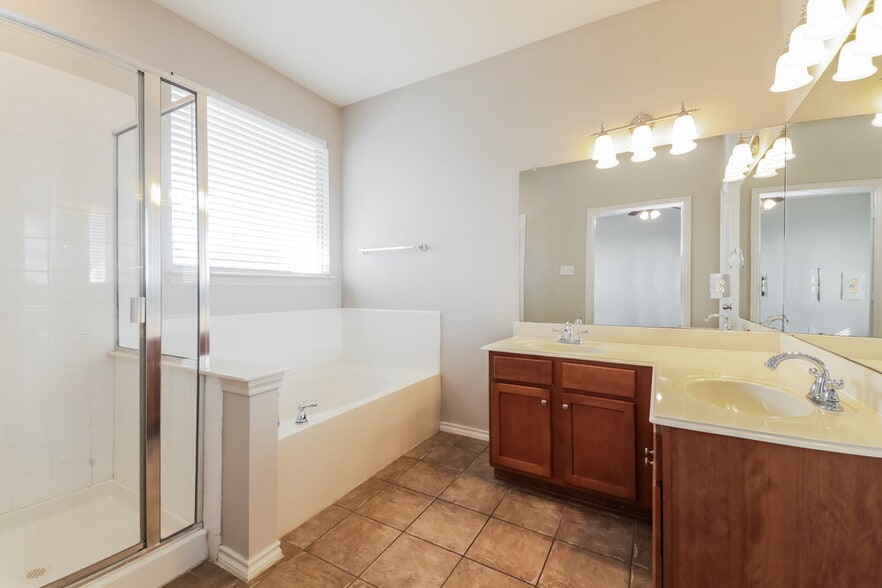 Building Photo - 833 Bens Dr