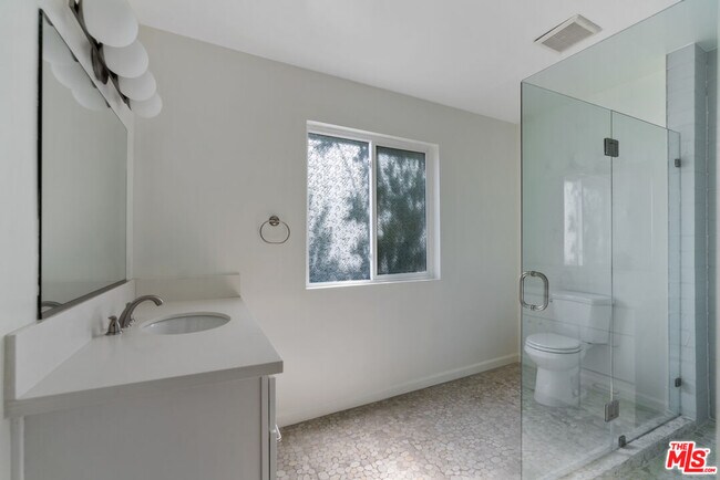 Building Photo - 4031 Edenhurst Ave