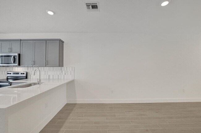 Building Photo - 133 SW 171st Ave