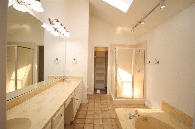 Building Photo - 16933 Davenport Ct