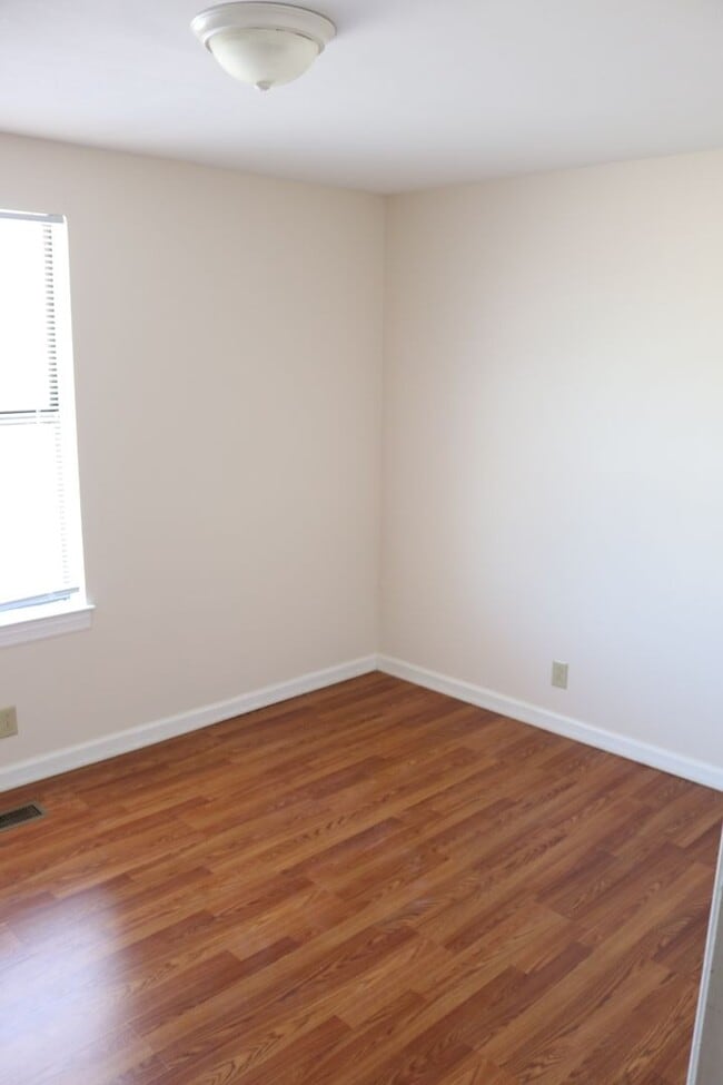 Building Photo - 3727 Willow Creek Rd