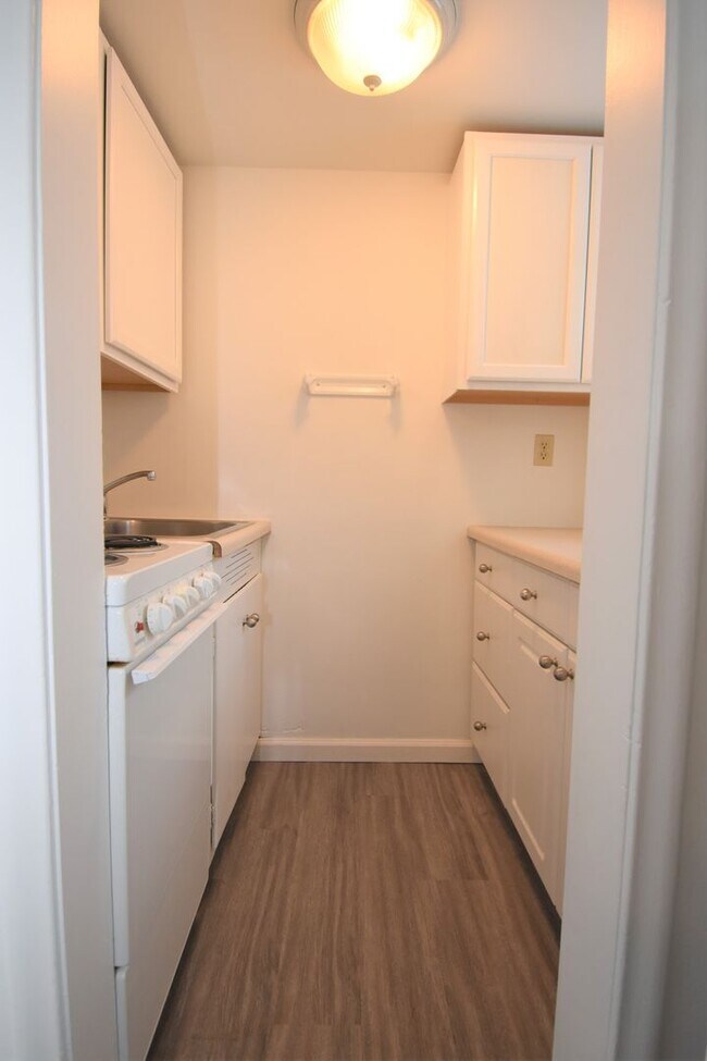 Building Photo - Great location, two blocks south of downto...