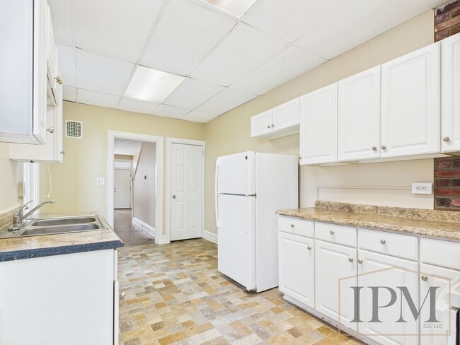 Building Photo - Available Now! Spacious 5 Bedroom Home Loc...
